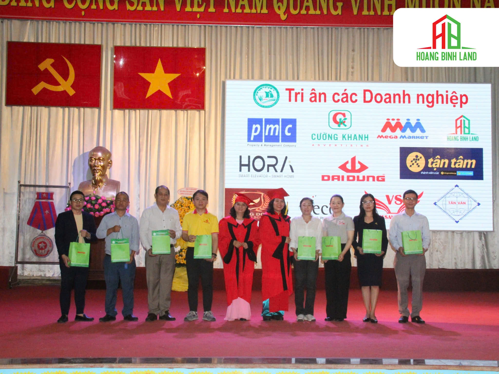 HOÀNG BÌNH LAND TƯNG BỪNG THU HÚT HÀNG TRĂM SINH VIÊN TẠI LỄ TỐT NGHIỆP VÀ NGÀY HỘI VIỆC LÀM 2024